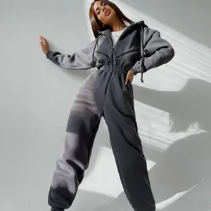 Detailansicht eines stylischen dunkelgrauen Kapuzen-Jumpsuits für Damen mit Gummibund