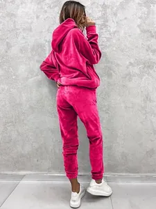 Rückansicht eines magentafarbenen Samt-Hausanzugs für Damen, bequemes zweiteiliges Set.