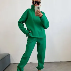 Tuta sportiva verde vibrante da donna, felpa oversize e pantaloni jogger coordinati per il relax