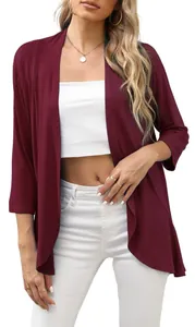 Detalle de una chaqueta granate para mujer con manga francesa y diseño frontal abierto