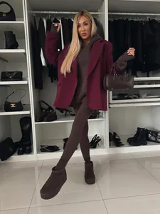 Elegante blazer granate casual de otoño invierno con conjunto de sudadera con capucha marrón