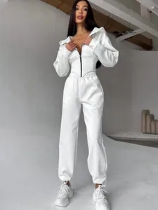 Dettaglio del set 2 pezzi bianco da donna con felpa con cappuccio e pantaloni sportivi
