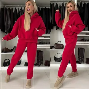 Detailaufnahme eines lebendigen roten zweiteiligen Hoodie- und Jogginghosen-Sets.