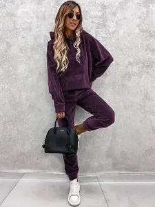 Vollständige Ansicht eines lässigen violetten Damen-Trainingsanzugs mit Kapuze und Hose