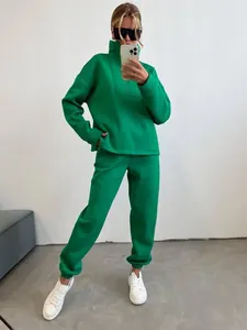 Vista completa della tuta da donna verde brillante con felpa ampia e pantaloni jogger