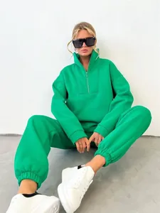 Tuta sportiva verde brillante oversize con mezza zip e pantaloni jogger coordinati sul modello