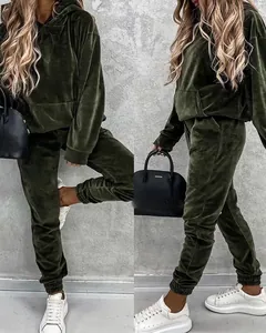 Detailansicht der Textur des olivgrünen Samt-Hoodie- und Jogginghosen-Sets für Damen