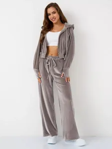Zweiteiliger Damen-Trainingsanzug aus Samt mit grauem Kapuzenpullover und Hose mit weitem Bein