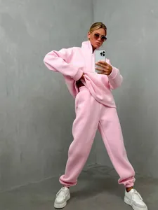 Dettaglio della tuta da ginnastica rosa ampia da donna con collo alto e pantaloni a polsino.