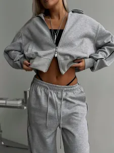 Détail d'un ensemble de jogging gris deux pièces pour femme avec veste zippée et cordon