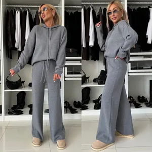 Vues de face et de côté de l'ensemble gris en maille avec sweat et pantalon
