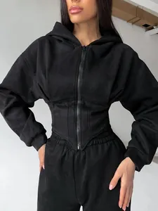 Vista dettagliata della felpa nera con cappuccio da donna con vita a corsetto moda