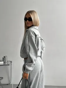 Ensemble de survêtement gris pour femme avec veste zippée et pantalon de jogging assorti