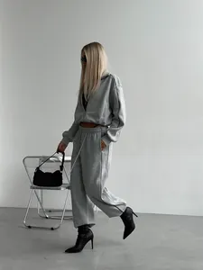 Ensemble de survêtement gris chic 2 pièces pour femme avec veste zippée et pantalon.