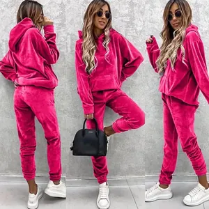 Lebhaftes rosa Samt-Hoodie- und Jogginghosen-Set für Damen in drei verschiedenen Posen.