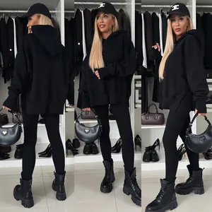 Conjunto de sudadera con capucha y leggings negros en tres ángulos diferentes