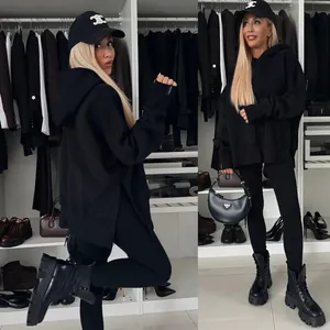 Conjunto de sudadera con capucha negra casual y holgada para mujer con aberturas laterales