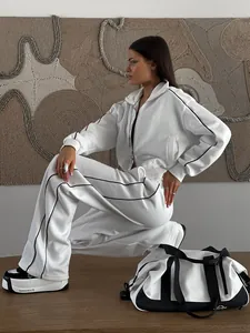 Ensemble deux pièces blanc pour femmes avec passepoil contrasté et veste zippée chic