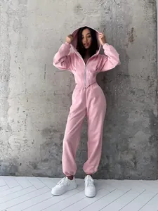 Vista completa di una tuta rosa con cappuccio con vita aderente e pantaloni jogger