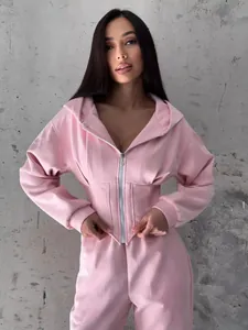 Dettaglio della tuta rosa da donna con felpa con cappuccio sciancrata e pantaloni sportivi