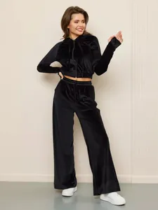 Elegantes schwarzes Samt-Zweiteiler-Set mit Kapuzenjacke und langer Hose mit Kordelzug