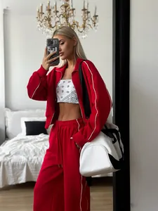 Ensemble de survêtement rouge chic pour femme avec veste zippée et pantalon de jogging