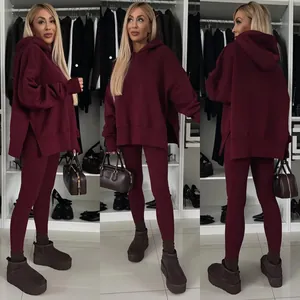 Vista detallada del conjunto de sudadera con capucha y leggings granate en tres ángulos.