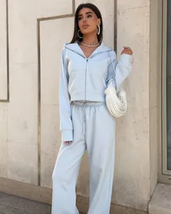 Ensemble de jogging décontracté deux pièces bleu clair avec sweat à capuche et pantalon