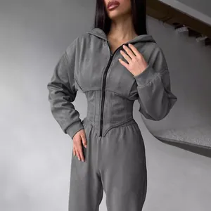 Elegante set tuta grigia con cappuccio e vita a corsetto per donna moda autunno