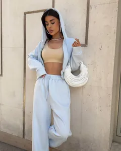 Vue détaillée d'un ensemble sweat à capuche et pantalon de jogging bleu clair pour femme