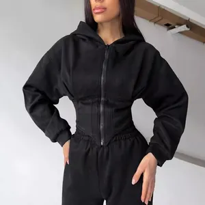 Set due pezzi da donna con felpa con cappuccio a corsetto nera e pantaloni sportivi