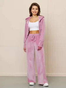 Weiches rosa Samt-Set mit Kapuzenjacke und weiter Hose für stilvolle Damen-Freizeitkleidung