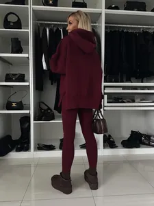 Vista trasera de sudadera con capucha granate y conjunto de leggings acanalados a juego