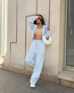 Mannequin portant un ensemble de sport bleu clair deux pièces avec sweat à capuche