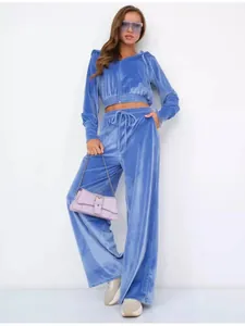 Blaue Samt-Trainingsanzug Set mit Kapuzenjacke und weiter Hose für Damen in Ganzansicht