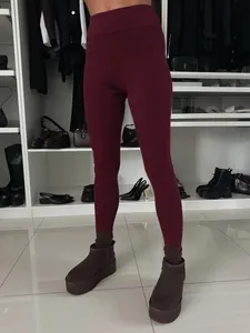 Detalle de leggings de punto de canalé burdeos de cintura alta para mujer en un armario