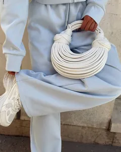 Vue détaillée de la texture de l'ensemble de sport bleu clair avec accessoires.