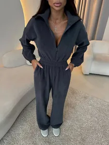 Vue complète de la combinaison stylée en polaire gris anthracite zippée pour femme