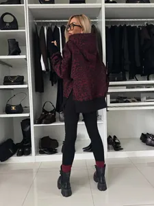 Conjunto casual de sudadera con capucha con estampado de leopardo y leggings negros para mujer