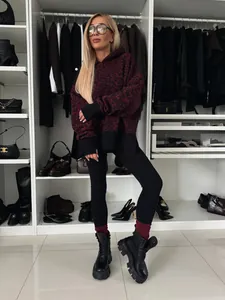 Conjunto de sudadera con capucha de leopardo y leggings negros para mujer en un vestidor