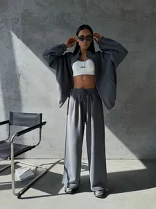 Survêtement gris surdimensionné deux pièces avec veste zippée et pantalon large.