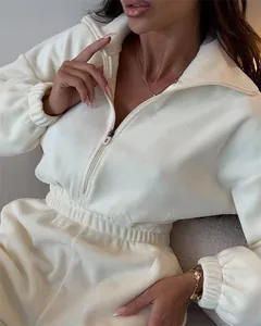 Gros plan d'une combinaison crème pour femme avec col zippé et détails