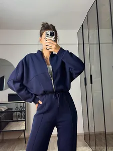 Mirror selfie ενός κομψού σκούρου μπλε αθλητικού σετ με ζακέτα και παντελόνι.