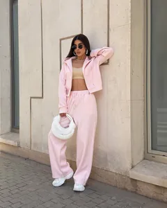 Ensemble jogging rose deux pièces comprenant un sweat à capuche court et un pantalon