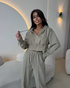 Ensemble deux pièces vert olive chic avec sweat à capuche court et pantalon de jogging assorti