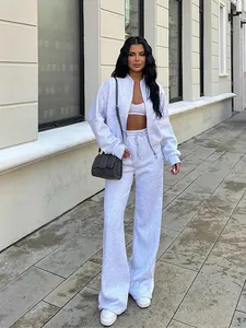 Γυναικείο γκρι σετ φόρμας δύο τεμαχίων, street style, σε μοντέλο σε εξωτερικό χώρο
