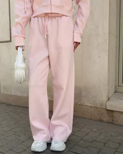 Détail d'un ensemble de survêtement rose avec sweat à capuche et pantalon