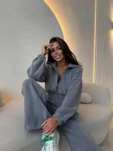 Combinaison chic en polaire grise à manches longues pour femme avec col zippé tendance