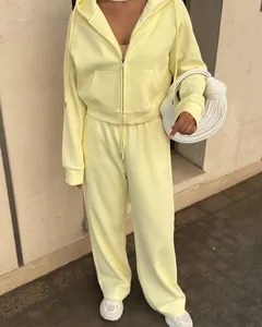 Détail d'un survêtement décontracté jaune pâle deux pièces avec sweat à capuche zippé