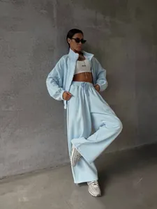 Mannequin portant un ensemble de survêtement bleu clair oversize de style américain